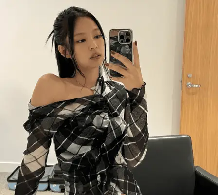 Les ongles Aura Dark Aura de Jennie Kim sont le meilleur Halloween Mani inspi