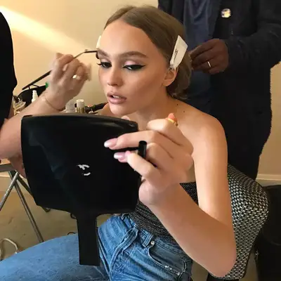 Lily-Rose Depp doing her eyeliner 