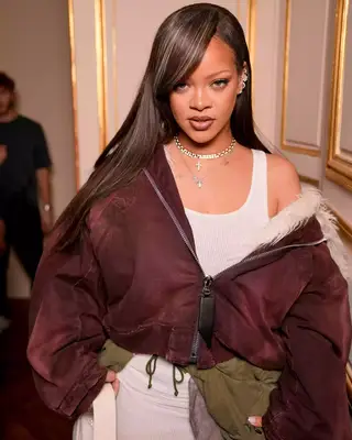 Christina Aguilera on the red carpet with skunk hair at the VH1 Big in 2002 Award