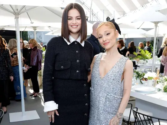 Ariana Grande et Selena Gomez portaient le plus doux Manis de coordination