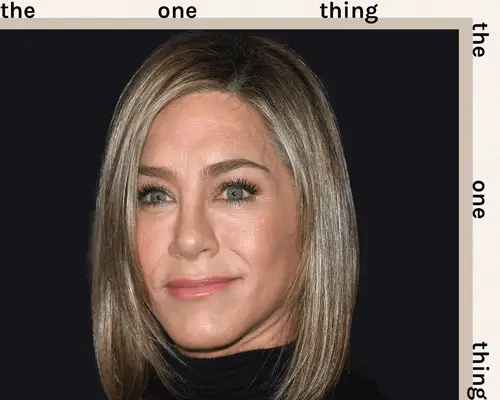 jennifer aniston wearing straight hair and neutral makeup