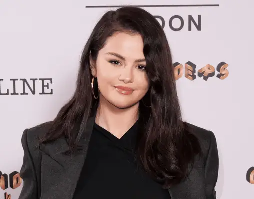 Selena Gomez prøvde Falls lyse blonde trend for sin 'Alice In Wonderland' kostyme