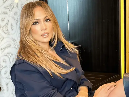 Jennifer Lopez's 'Cherry Chocolate' Manicure er en vinterbehandling