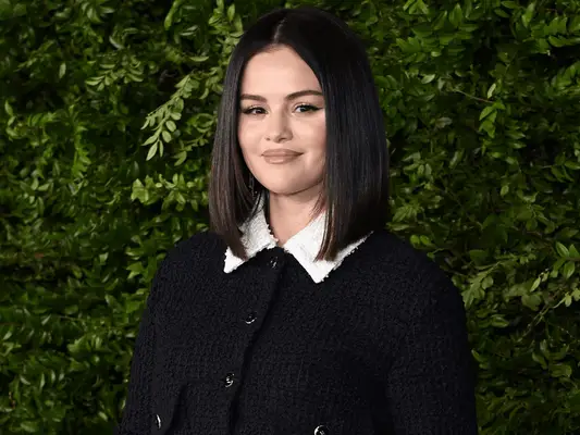 La manucure de cerise au chocolat de Selena Gomez est un régal d'hiver