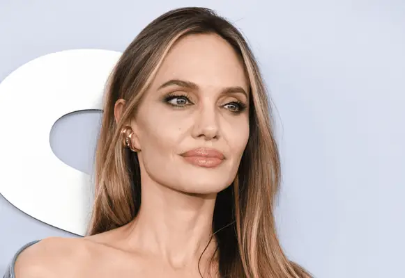 Angelina Jolie debütierte bei den Tony Awards ein zartes Brusttattoo