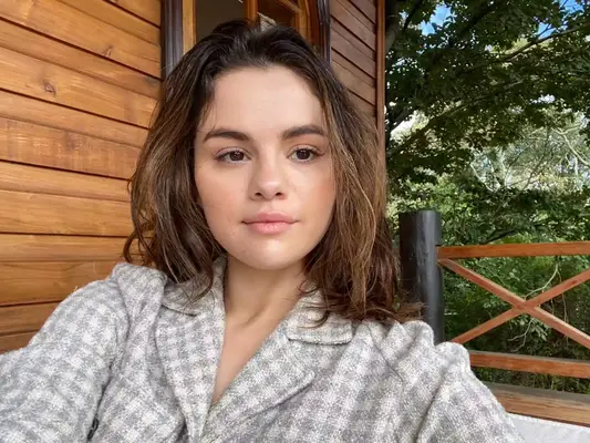 Selena Goemez no-makeup selfie