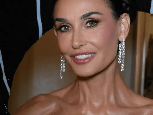 Cherry Red Manicure Demi Moore prosí o přidání vaší letní desky nálady