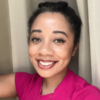 MYM Beauty editor eden stuart wearing hourglass unreal liquid blush