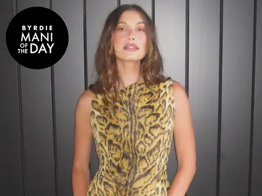 Wypróbuj paznokcie Hailey Bieber „Rose Water” na ładny letni manicure