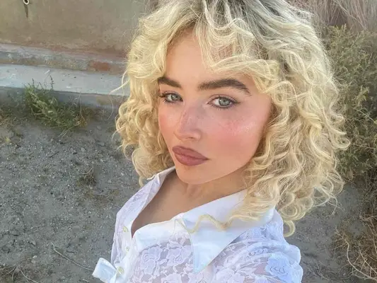 Usta „Strawberry Jelly” Sabrina Carpenter to najnowszy letni trend urody owocowego