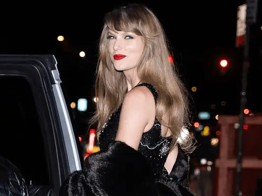 Taylor Swift wearing red lipstick. 