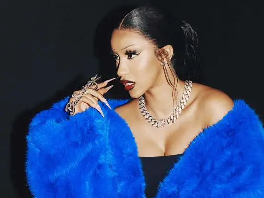 Cardi B vient de prendre la tendance maigre du front au niveau supérieur avec des strass scintillantes