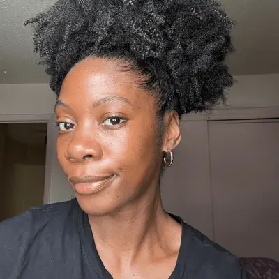 A close up of MYM Beauty social media editor Jasmine Phillips wearing e.l.f. SKIN