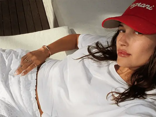 Hailey Bieber právě sdílela svou rutinu péče o periorální dermatitidu