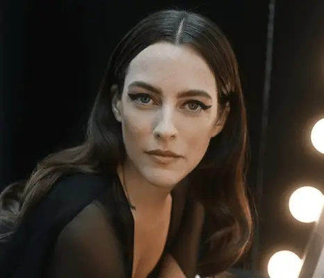 Riley Keough kanaliserede Priscilla Presley med et retro pandebånd