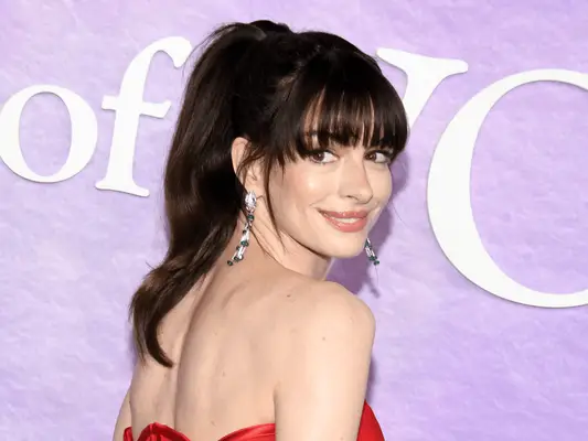Anne Hathaway usa un alfiler para el cabello para labios regordetes y sonrojados
