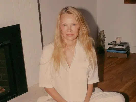 Pamela Anderson finalmente entrou no jogo de cuidados com a pele