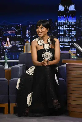 Kerry Washington shows off her glittering black manicure at The Tonight Show.