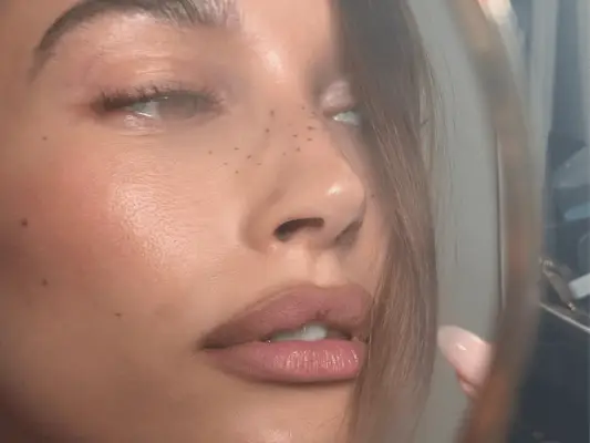 Hailey Bieber używa tej linijki do swojego letniego wyglądu