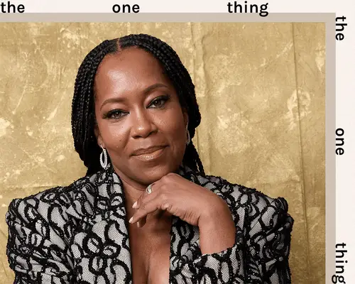 Regina King fortalte meg den nøyaktige kroppsomsorgen 'cocktail' hun sverger forbi for smidig hud