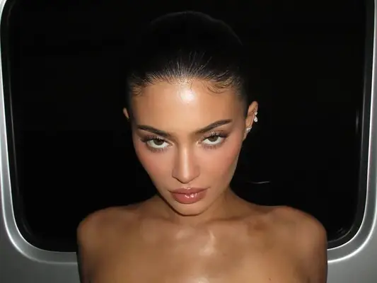 Dodaj kosmiczną manicure Kylie Jenner do swojej wiosennej tablicy nastroju