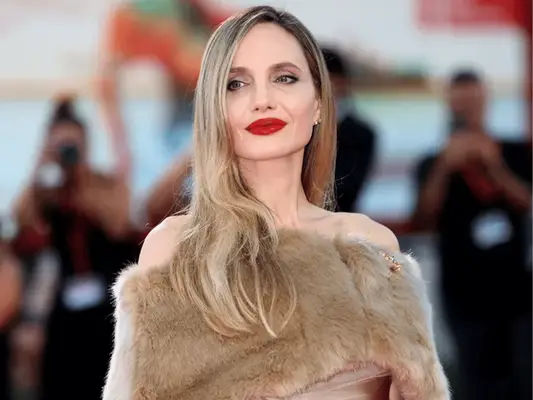 Las uñas rojos y los labios a juego de Angelina Jolie exudan en la estrella de cine clásico