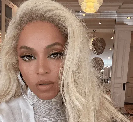 Beyoncé taking a selfie. 