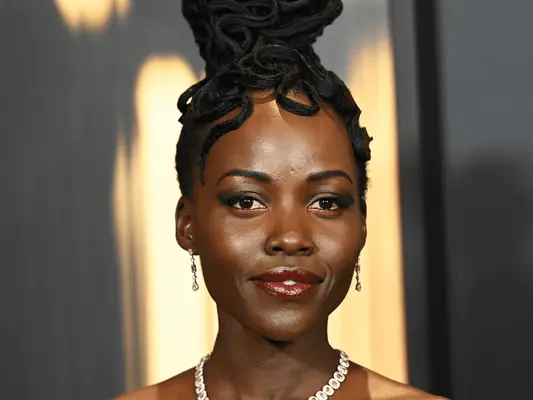 Lupita Nyong's Sym makijaż inspirowany filmem jest idealny na sezon imprezowy