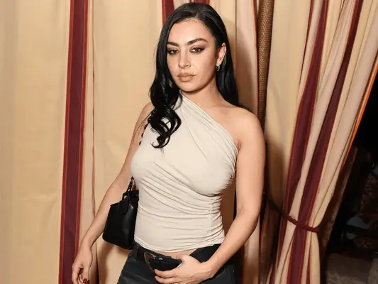 Charli XCX a mis une tournure bratty sur la tendance des ongles rouges de l'hiver