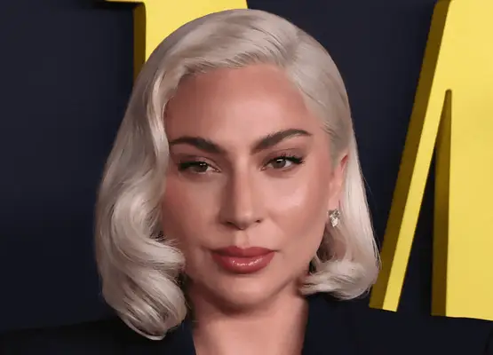Lady Gaga parret sin Platinum Bob med Black Bangs