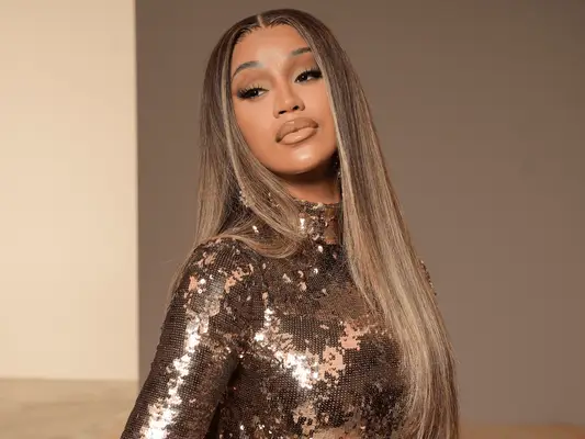 Cardi B kan bokstavelig talt ikke se gjennom sine dramatiske kappe smell