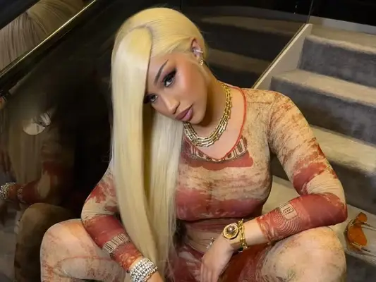 Cardi B acabou de estrear os bloqueios mais longos e loiros para o inverno