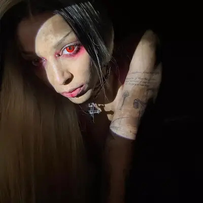 Doja Cat wearing red contacts 