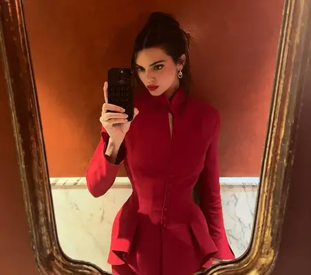 Kendall Jenners flippiger blonde Lob hat Supermodel -Energie