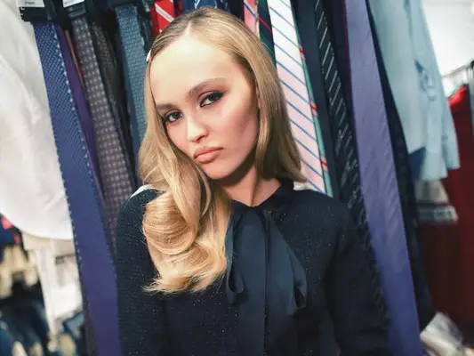 „Naked“ hřebíky Lily-Rose Depp dělají pouzdro na jednoduchou prázdninovou mani