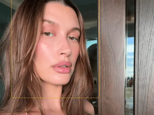 Hailey Bieber matchet rødmen sin til den støt-barende avlingstoppen