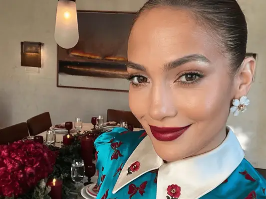 J Lo jure par cette technique de maquillage inattendue pour la lèvre rouge de vacances parfaite