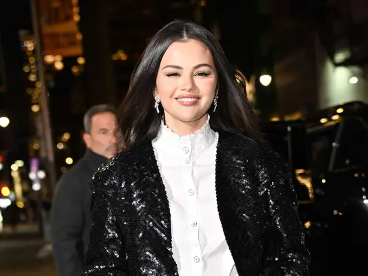 Selena Gomez gab Winters 'Cherry Mocha' -Nagel -Trend ihren Zustimmungsstempel