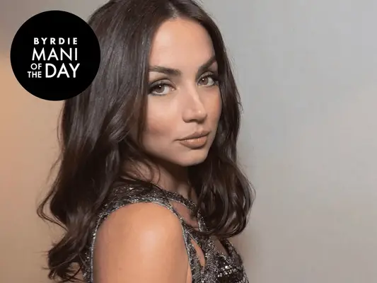 Vyzkoušejte manikúru Ana de Armas's Ballerina Chrome pro nejměkčí letní umění na nehty