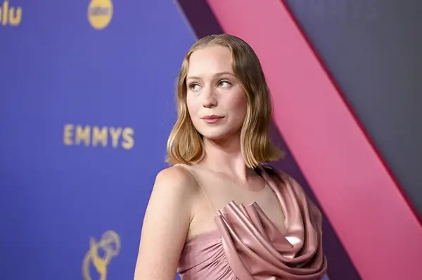 Hannah Einbinder at the 2024 Emmy Awards.