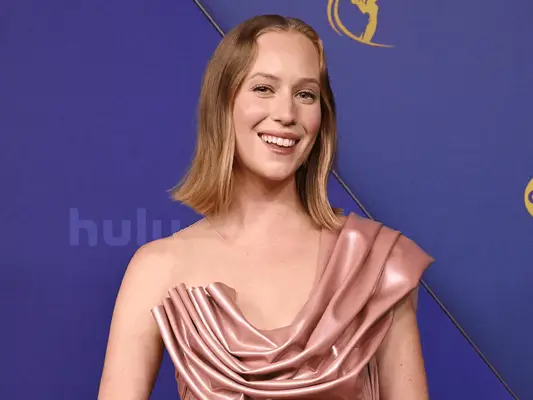 Hannah Einbinder llevaba maquillaje inspirado en Art Deco a los Premios Emmy