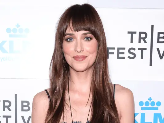 „Naked“ manikúra Dakota Johnsonová odpovídala jejím nahým šatům