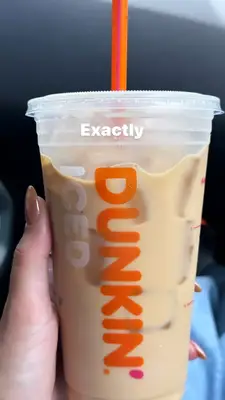 Hailey Biebers glaserte latte -negler vil være overalt i sommer