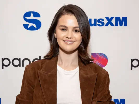 Selena Gomez dala zimnímu nahému mani trendu matný zvrat