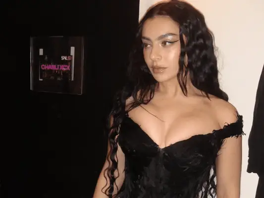 Charli XCX usava uma asa 'malcriada e sexy' para hospedar SNL