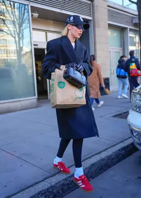 Gigi Hadid wearing all black and grocery shopping