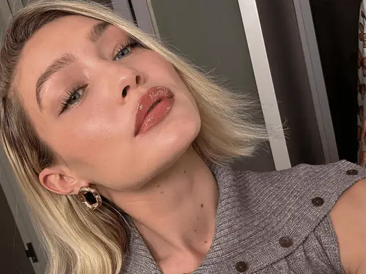 Gigi Hadid selfie