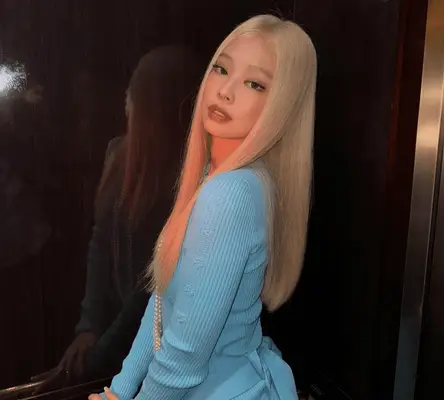 Jennie Kim di Blackpink è appena diventata bionda di top model per l'autunno