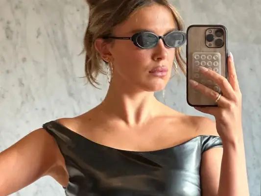 Millie Bobby Brown cambió su exclusiva morena por Bright Y2K Blonde