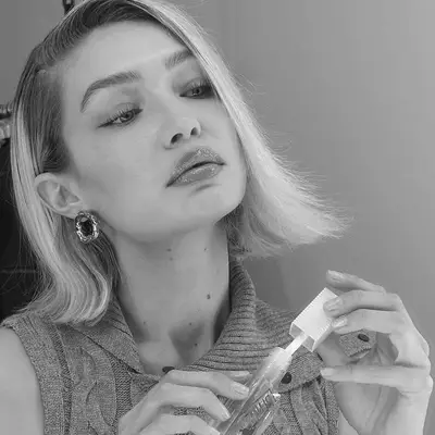 Gigi Hadid with a blonde flippy 